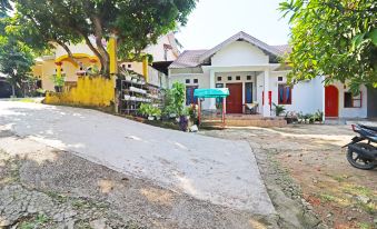 Spot on 91222 Kanjeng Mami Homestay Syariah