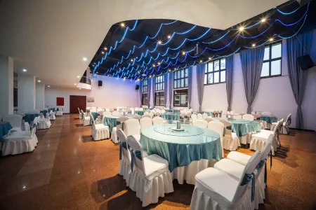 Ya'an Ailiyou L Hotel (Cover Bridge) Отели рядом с достопримечательностью «Yazhou Lounge Bridge»