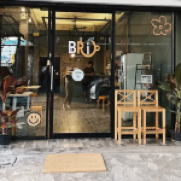 บริโอ คาเฟ่ แอนด์ โฮสเทล โรงแรมใกล้ธนบุรี