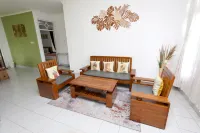 Villa ChavaMinerva Hanni Ciater with Pool Hotel a Sagalaherang