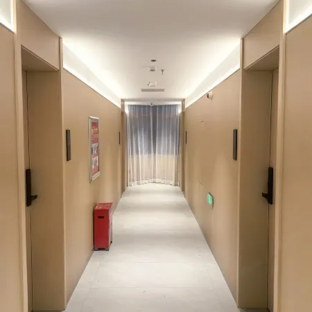 Canyon E-sports Cinema Hotel (Jiujiang Railway Station)