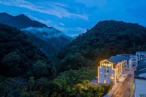 Xiang Wang Shan Jian Zhu (Sanqing Mountain Scenic Area Gangshou Cableway Store)