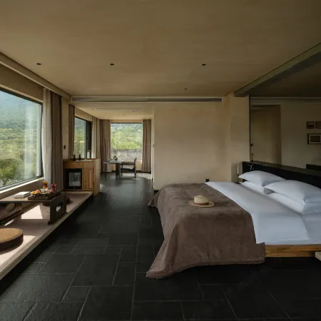 KIOWLAN Retreat · Golden Sunrise Snow Mountain Manor
