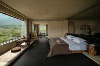 KIOWLAN Retreat · Golden Sunrise Snow Mountain Manor - bar