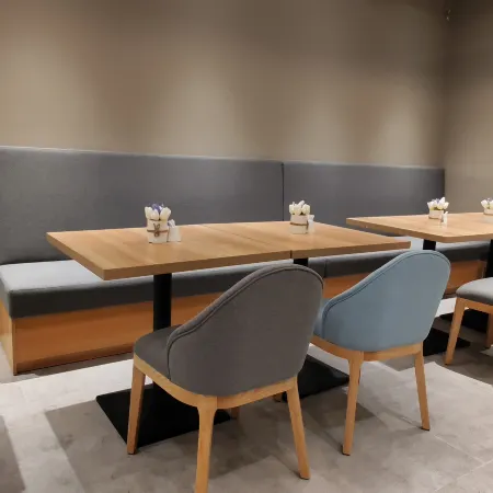 Yijia Hotel (Xinyi Railway Station Nanjing Road)