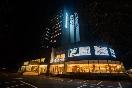 Shandong International Hotel (Jinan Quancheng Square Daming Lake Branch) Отели рядом с достопримечательностью «Qilu University of Technology East Campus»