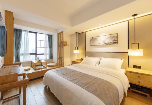 [Meiyi Light Luxury Hotel의 욕실 욕조 사진]