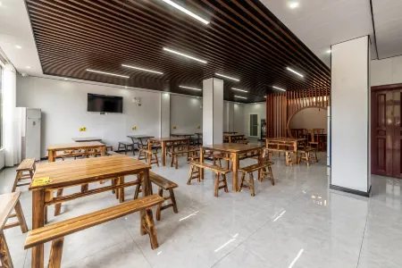 Huoshan Hometown Lanshan Homestay (60,000 Qingxia Branch) Отели в г. Хошань