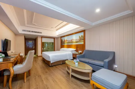 Vienna International Hotel (Shenzhen Caopu Baigelong Metro Station)