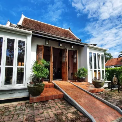 Tharaburi Resort Hotels near Wat Sri Chum