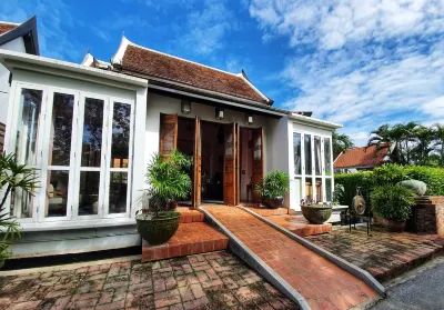 Tharaburi Resort Các khách sạn gần Wat Saphan Hin