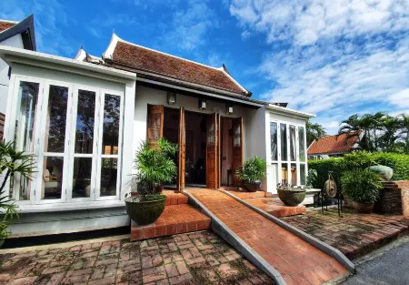 Tharaburi Resort Отели рядом с достопримечательностью «Wat Traphang Tong Lang»