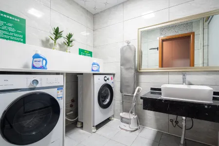 Aolong Hotel Отели рядом с достопримечательностью «Qinzhou University Xianghuiyuan Campus»