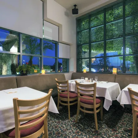 Grand Vista Hotel Hotele w: Simi Valley