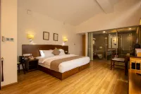 Zizai Pingjiang Wild Luxury Resort Hotels in Pingjiang