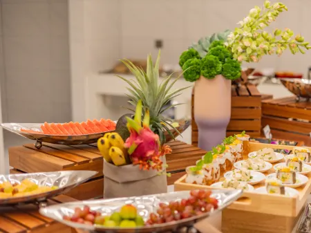 Zijing Jiahong Hotel (Zhaoqing Railway Station Xinghu Scenic Area) Отели рядом с достопримечательностью «Jiangjun Mountain»