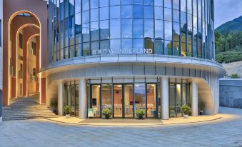 Cloud and straw meet the building block hotel
