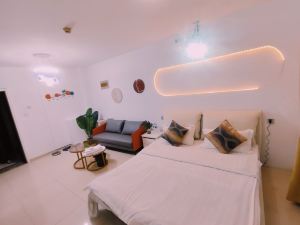 Shijiazhuang Meet Light Luxury Boutique Apartment (Xinbai Square Vientiane City Branch)