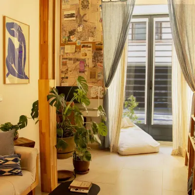 4 Bears Studios Hotels near Figaro Theatre