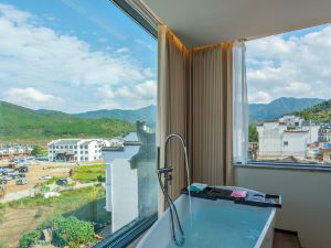 Wuyuan Mid-Mountain Guest House (Huangling Scenic Spot)