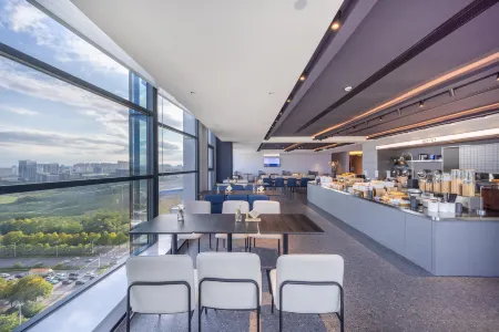 AtourLight hotel Wuhan Optice Valley third road MIUI Science Отели рядом с достопримечательностью «Wuhan Vocational College of Software and Engineering»