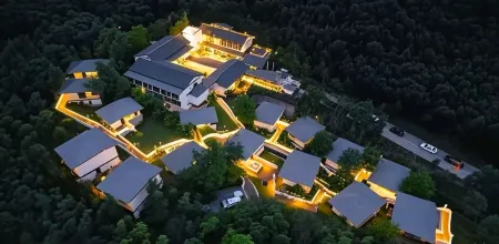 Guizhou Wenlv Jiayi · Swimming Pool International Resort Hotel (Kaili) Отели рядом со станцией Kaili South Railway Station