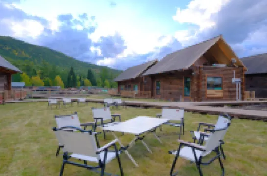 Chongyeji Zhiji Yeelen Scenic Chalet カナス川周辺のホテル