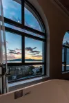 CORNER INN - خدمة نقل من وإلى المطار