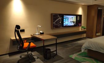 Ldyllic Holiday Inn Hotel