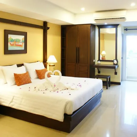 Thong Ta Resort and Spa Отели рядом с достопримечательностью «Ват Плуксаттха»