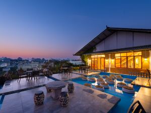 A thousand purple and red roof garden hotel (Guilin Liangjiang Sihu Scenic Area)