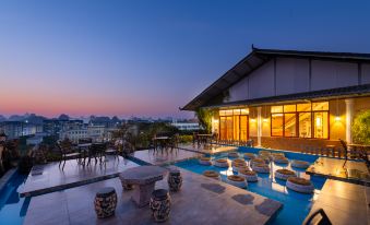 A thousand purple and red roof garden hotel (Guilin Liangjiang Sihu Scenic Area)