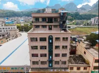 쯔윈 캣 캠프 호텔 Yellow Crane Camp Hot Spring Resort 주변 호텔