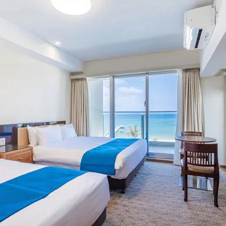 KARIYUSHI LCH.RESORT on The Beach
