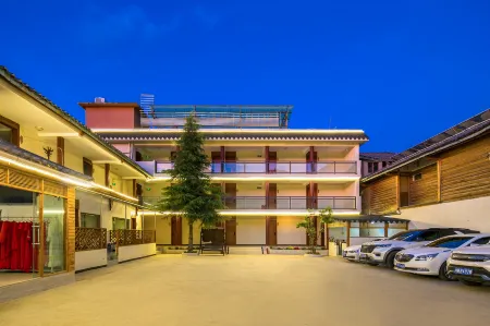 Lakeside Courtyard Hotel