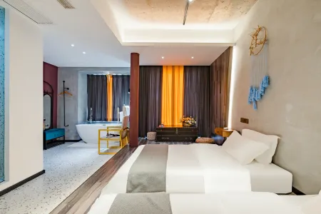Floral Hotel · Xingyi Wanfenglin Batu Hotel Отели в г. Синъи