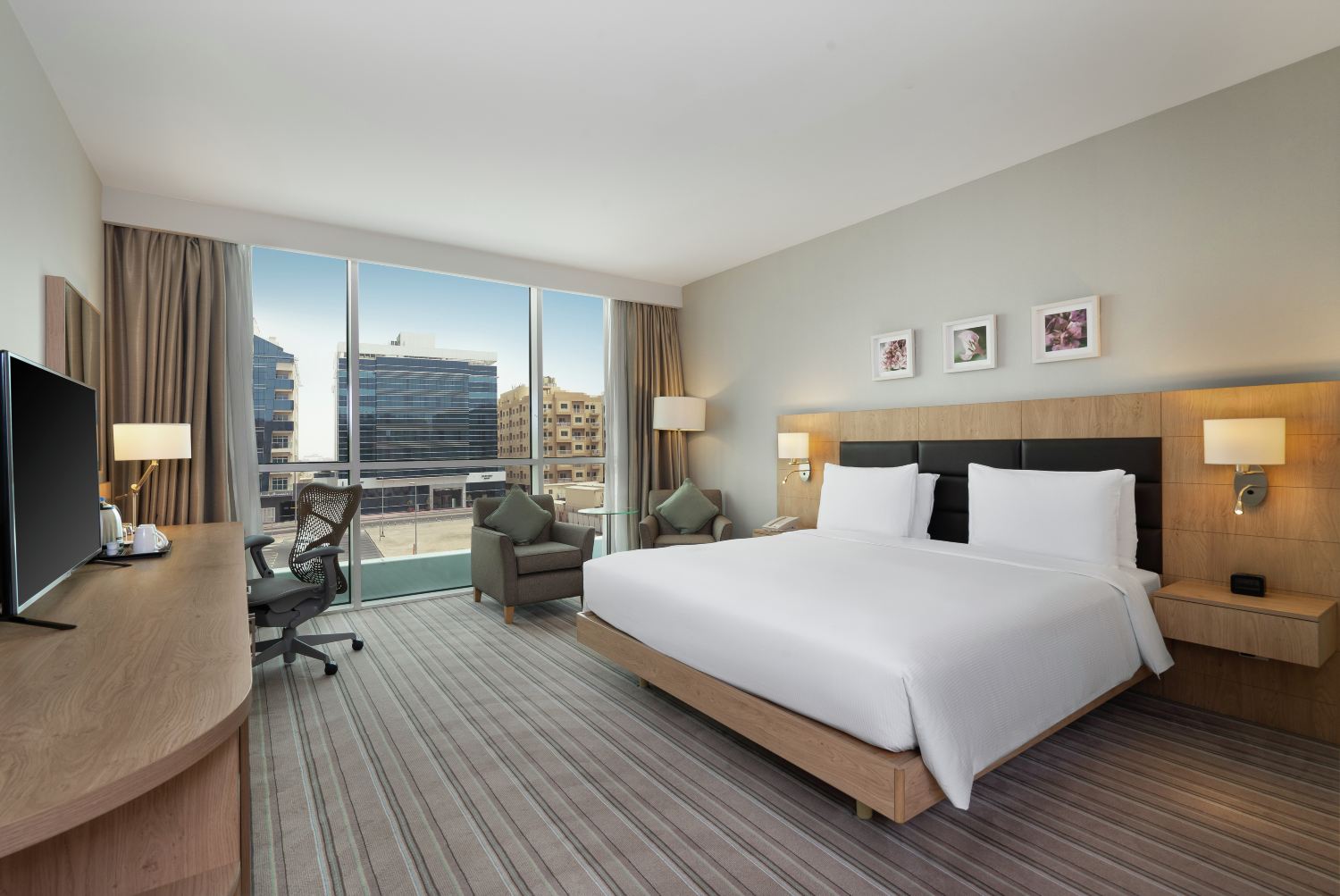 Hilton Garden Inn Dubai, Mall Avenue