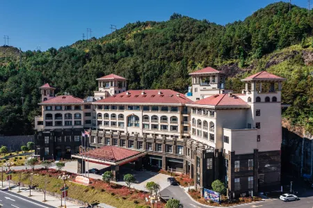 JUNLIN.CRESCENT BAY HOTEL