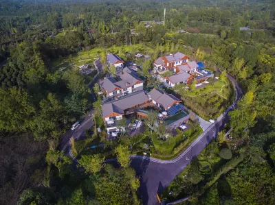 Little Pond Hotel Отели рядом с достопримечательностью «Луцзянь Бич»