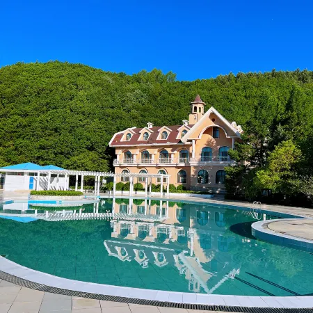 Xuexiang Lakeside Resort Hotel