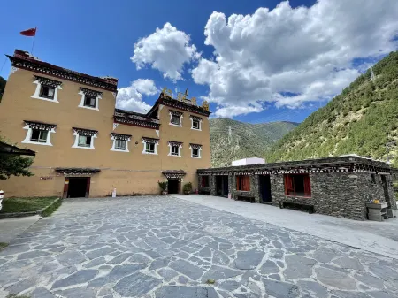 Rinqin B&B in Yajiang County Отели рядом с достопримечательностью «318 Self-Driving Campground»