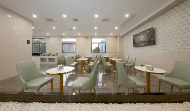 Elong Me Anlai Hotel (Nanyang Fangcheng County Zhangqian Avenue)