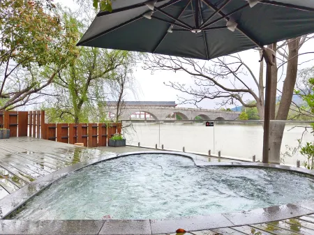 Footprints island bed and breakfast Отели рядом с достопримечательностью «Huitang Huatian City Hot Spring Resort»