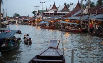 RoomQuest Amphawa Floating Market