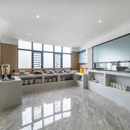 Elong Anyun Hotel(Fuchuan Park Building Ethnic Culture Square Branch)