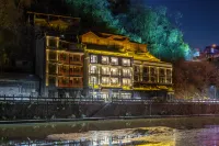 Fenghuang Yijia Yishu · High-End Riverside Villa (Fenghuang Ancient City Store)