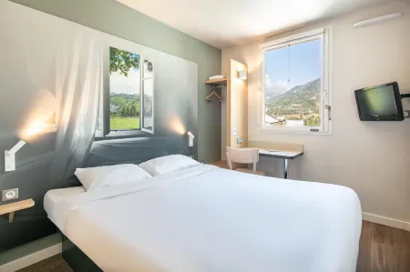 B&B Hôtel Saint Jean de Maurienne Отели рядом с достопримечательностью «Collet ski resort Allevard»