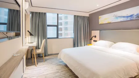 Aifeel Hotel (Zhuhai Gongbei Port Square Light Rail Terminal)