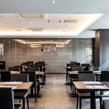 Ramada Hotel & Suites by Wyndham Seoul Namdaemun Отели рядом с достопримечательностью «Бизнес-центр AIA Tower»