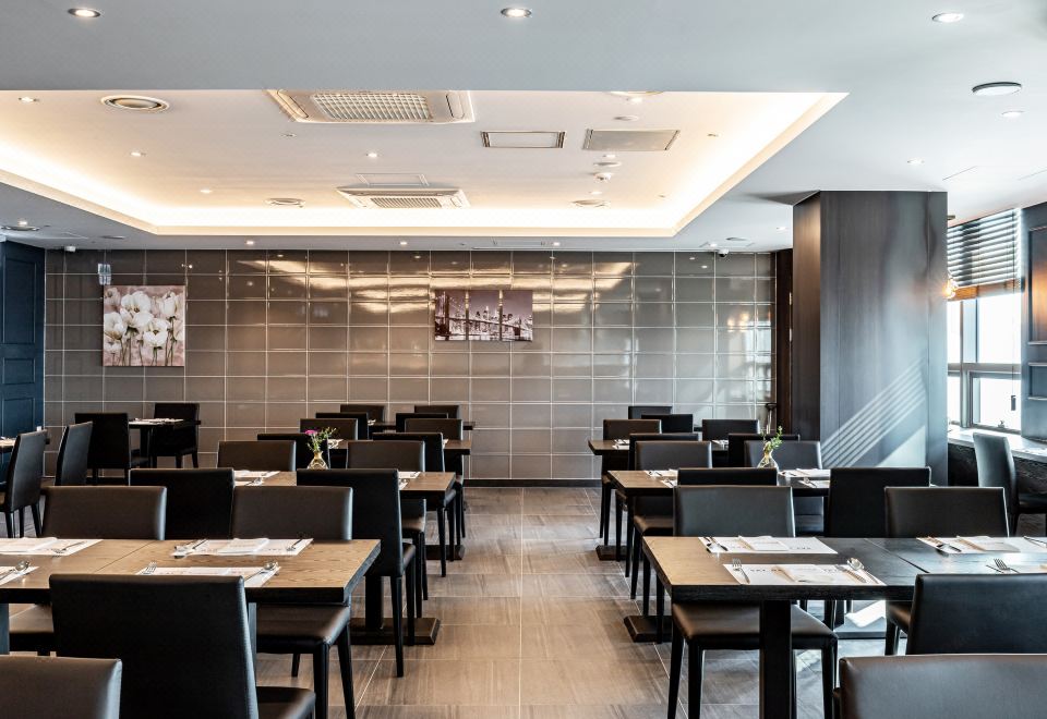 2. 라마다 호텔앤스..